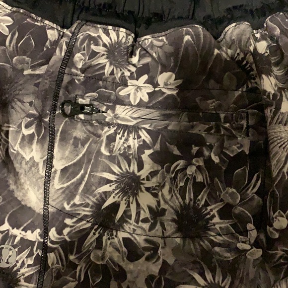 Lulu lemon running shorts - Picture 4 of 4